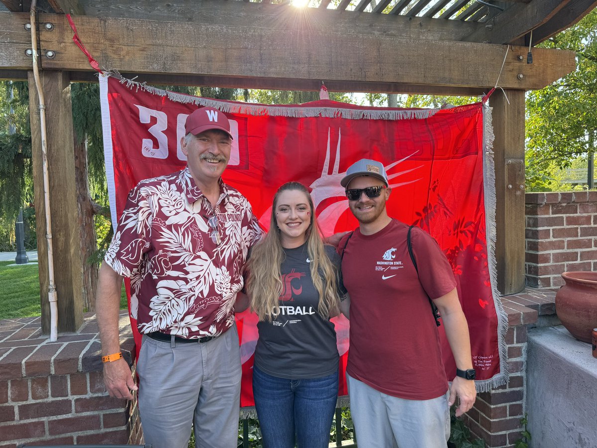 freiguy's tweet photo. Ready for Coug game day with Tom Pounds and the original @olcrimson #300 #BeatBoiseState https://t.co/fmAYUENdYx