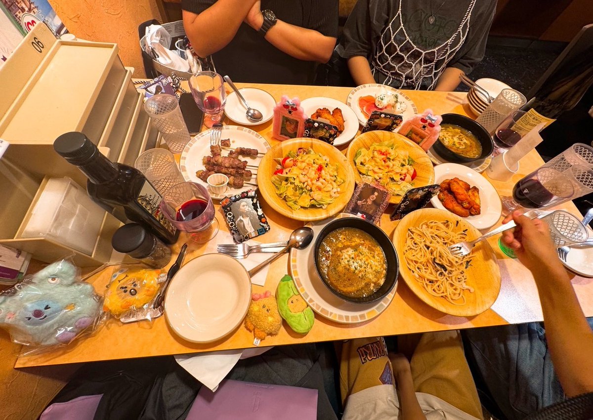 Acchicchiee's tweet photo. 手を型にめり込ませるだけで、性格出るよね～～、あ、ナムさんっぽい❗とかいいながら手形合わさせていただきました🎵
そして、ずーっとずーっと飲んで🍺食べて🍝笑ってしゃべって、久しぶりに楽しかったよ～う❤️ https://t.co/qkf6tuKsyo