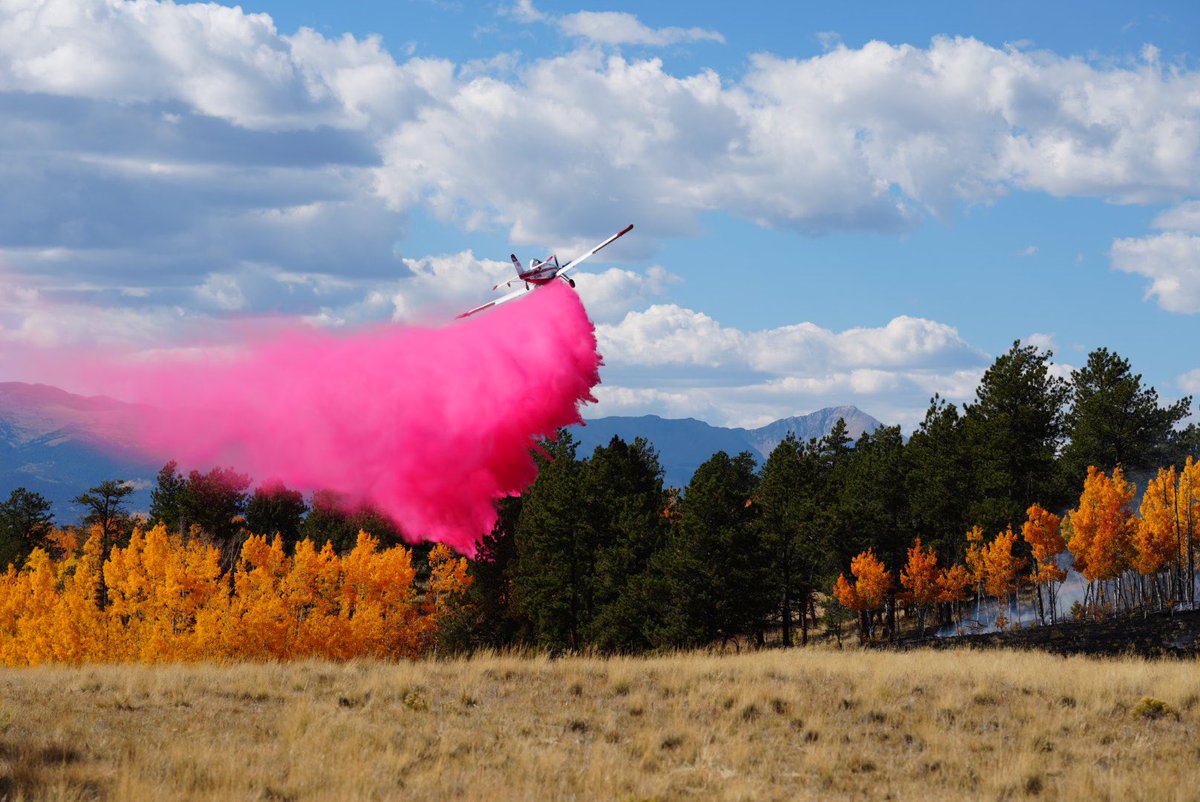 Seeing smoke from US285 in Park County? Local, State and Federal firefighters are battling the #821Fire - An otherwise beautiful leaf peeping afternoon quickly turned dangerous forcing Deputies to evacuate a few nearby campsites. #cotraffic #cowx