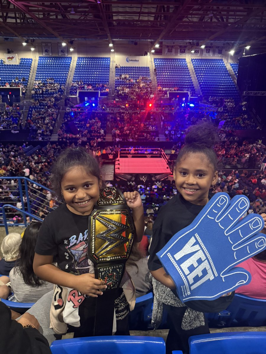 israelsoto's tweet photo. @WWE #wwecolumbus #YEET https://t.co/HtNpDBydBv