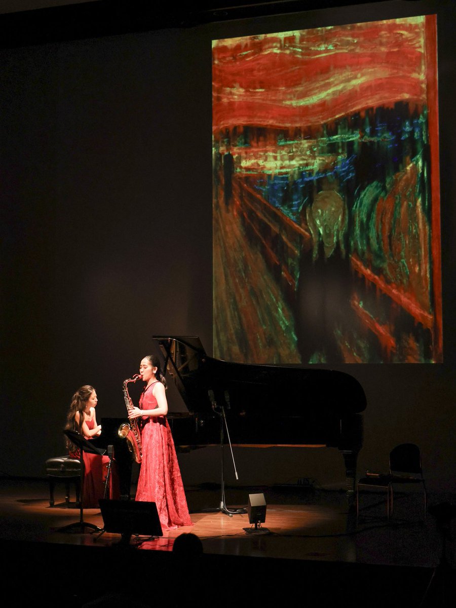 第1部はドビュッシー × ムンク。

「マラルメの3つの詩」を袴田美帆さんのサックスと。ムンクはマラルメの肖像画を描いたという繋がりも。「星月夜」の絵が少しずつ現れ煌めくような仕掛けでした🌟

「叫び」と合わせた佐原洸さんの新曲「Vertigo」は即興的要素が中心で深淵な響きの中を彷徨う曲😌