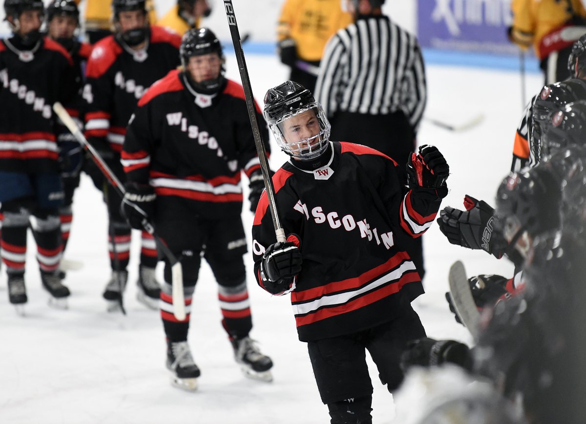 ELPuckOfficial's tweet photo. Nate Peterson @SaberBoysHockey has a goal for The Base and Cooper Simon (Brookfield) one for Team Wisconsin as the teams are tied 1-1 entering the second period.
Boxscore: https://t.co/j3xrB1BLcu
Photos: https://t.co/1WLiqbiqYt https://t.co/WUESRNE3c6