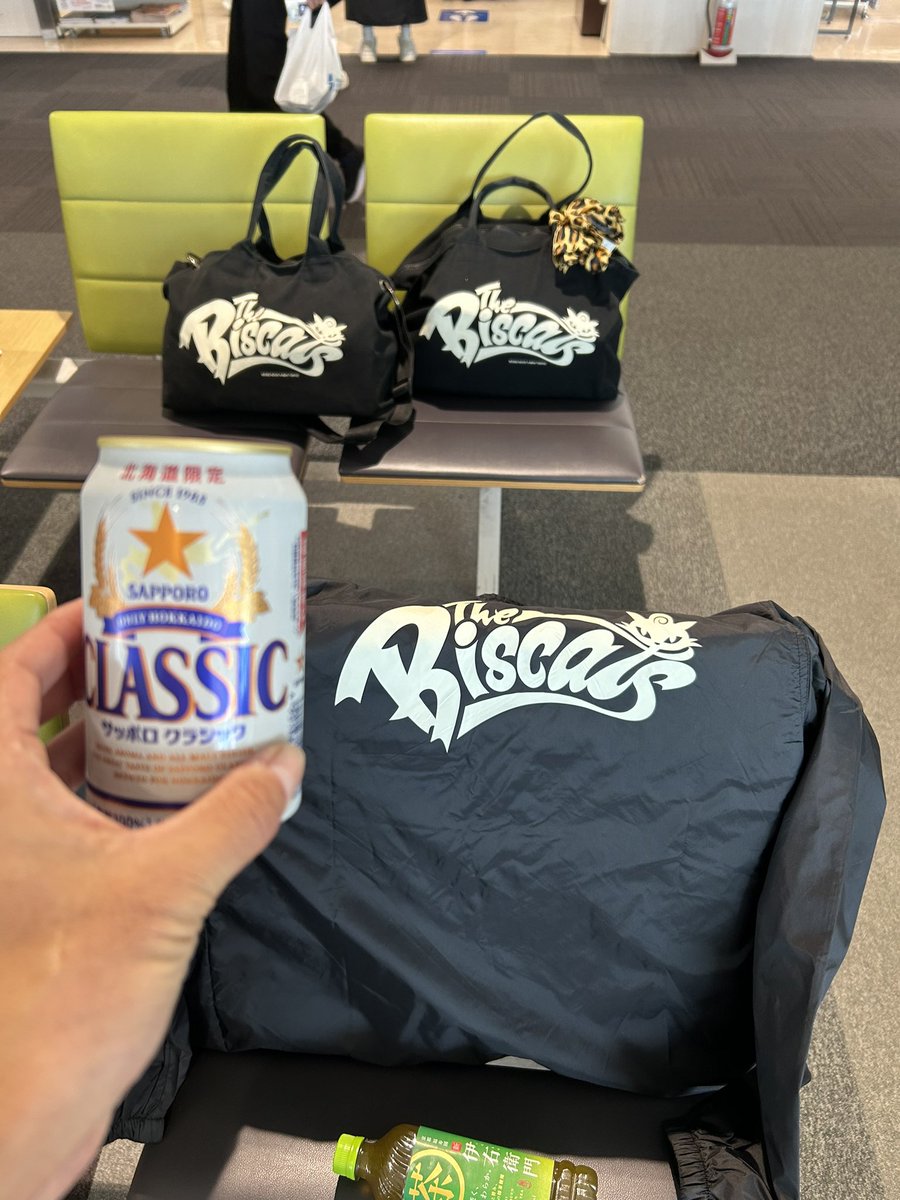 waiburoyuji's tweet photo. 朝ビール🍺はうまい😋
 #新千歳空港
 #ビスキャッツ
 #Biscats
  #lastsummerparty
 #移動中 https://t.co/ghyBMNSfyy