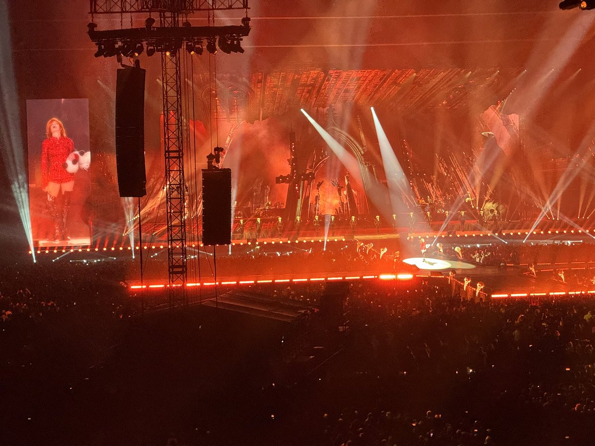 neo_86's tweet photo. Merci #Mylene 😘🌈 ce concert était grandiose https://t.co/ZNNWIu3UF5