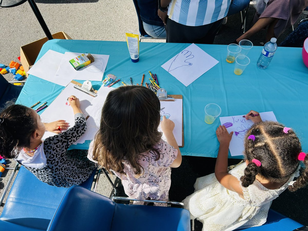 OG_devinpoo's tweet photo. La tradicional caldosa y el juego de dominó amenizaron una jornada de celebración en Montreal, por el día de los #CDR. 

Nuestros connacionales disfrutaron de un día emotivo, con juegos de participación para los más pequeños, y donde se reafirmó el cariño por #Cuba. https://t.co/yovurefzWU