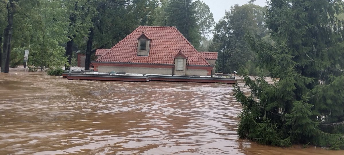 JoshGriffithWX's tweet photo. Biltmore Forest was completely overrun with river floodwaters. In some spots, the water was up to the roofs of buildings. #Asheville #WNC #Helene https://t.co/Stq7jzAcue
