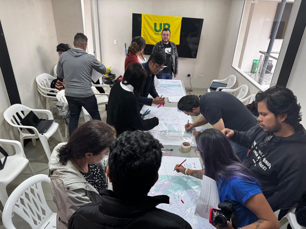 up_candelaria's tweet photo. #EnFotos📸 La 4ta sesión de la Escuela Permanente de Formación Política de la UP en La Candelaria. Realizamos un enriquecedor ejercicio de cartografía de las luchas territoriales que se desarrollan en nuestra localidad.

¡Avanzamos en formación y organización!

#SomosUP💛💚 https://t.co/MnhUQ3m1Ze
