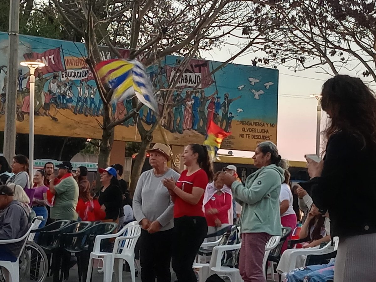 FuerzaOrsi's tweet photo. Nuestra barra! 💯
En la cancha a full!
Hoy toco otro muy lindo!
#agite 6️⃣0️⃣9️⃣ 📍Intercambiador
Espectacular 👌 #SeVieneOrsi
Presidente. https://t.co/8FwnPun9M2
