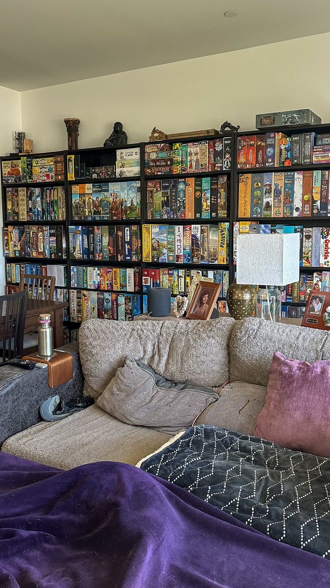 The board game shelves have gotten a nice pretty reorganization! Gah…I want to play them ALL!!😍