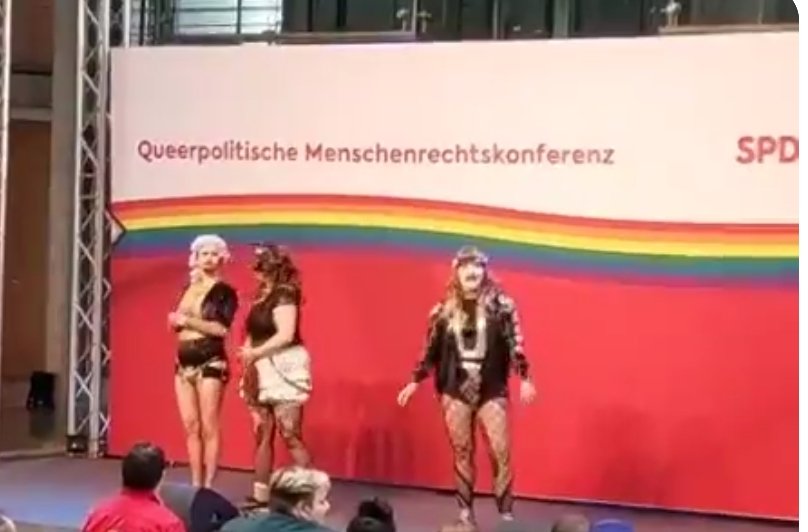 BeckyBosch_'s tweet photo. Also echt, der SPD und die Ampel🚥 übertreiben’s total mit diesen peinlichen Events, nur um ihre lächerliche Gender-Ideologie durchzudrücken. Gibt’s nicht wichtigere Probleme im Land? 🙄 #AmpelFail #PrioritätenLost https://t.co/w4RsXiObeX