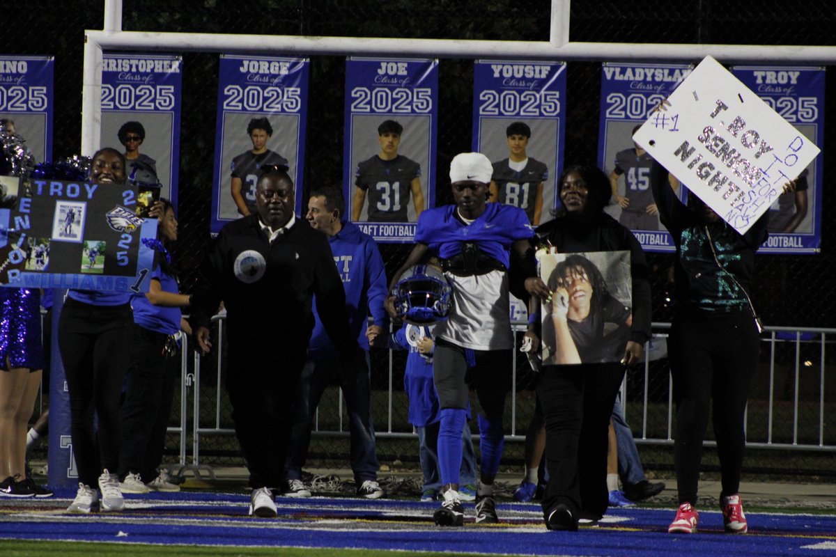Troyw555's tweet photo. Great team win senior night! Appreciate everyone that came out to support, all praise to god!🙏🏾 
@CoachElder54 @mattzilz @Bigtaj97 @TaftFootballChi https://t.co/eEOtqO5Fgt