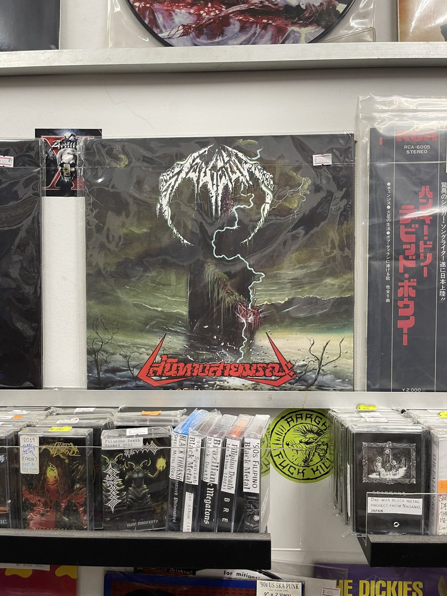metalheadtoyo's tweet photo. バンコク、Heaven and Hell Recordsへ🇹🇭
お目当てはマレーシアのスラッシュHereafterの新譜だったが他にもいろいろ買ってしまう☺️
現地スラッシュの始祖、Donpheebinのレコード再発が出ていた😳Living Deathをドヤ顔で出してくるあたり、自分の嗜好も読まれてきたっぽい（笑） https://t.co/Qpp4YlvzIi