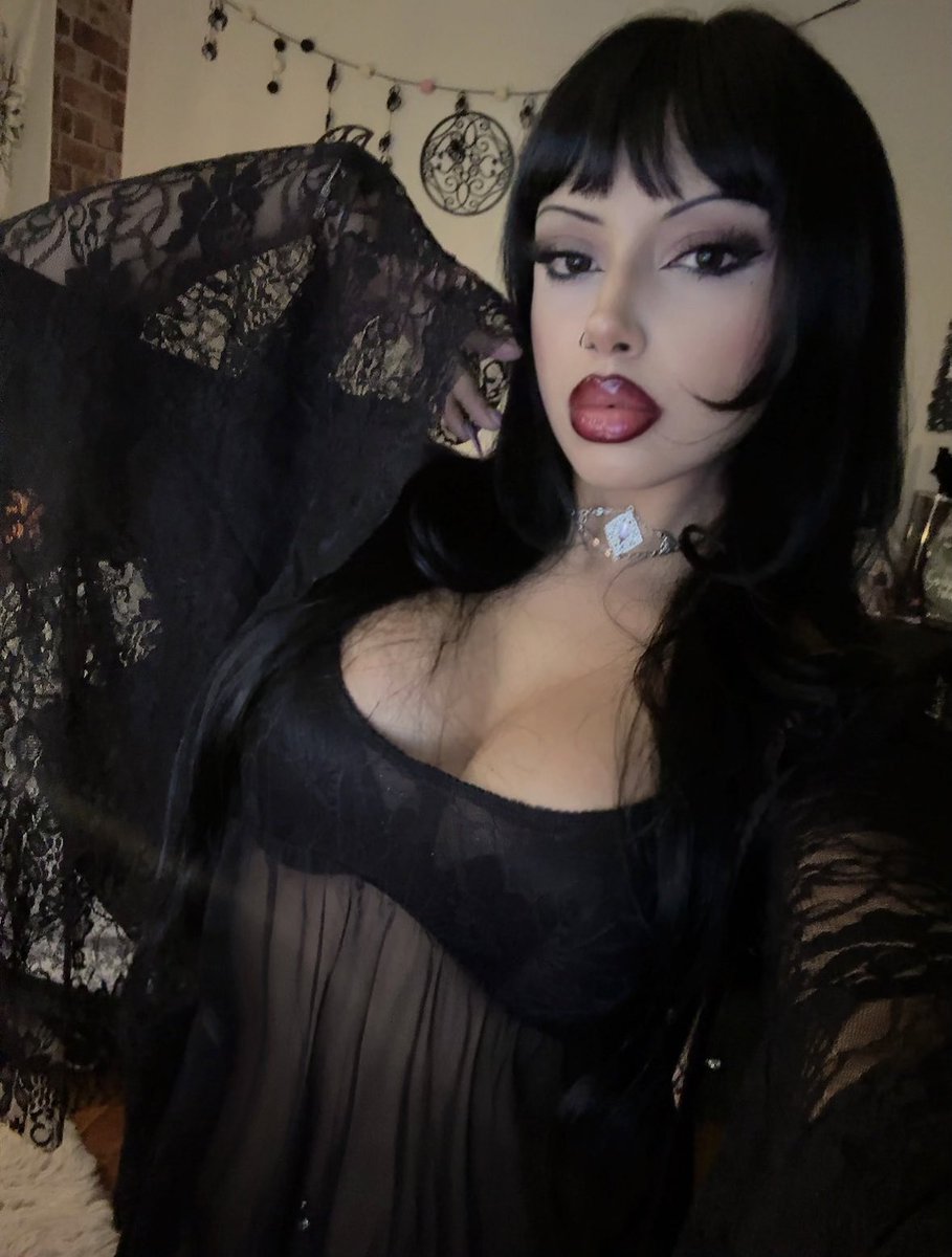 vampirrria's tweet photo. inamorata https://t.co/iN8qMqZzQV