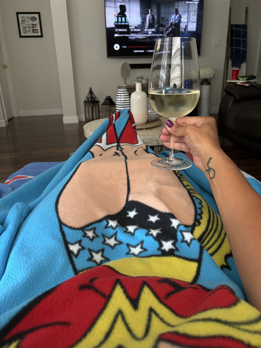 mireily519's tweet image. Comfy &amp;amp; relaxed for the night  
Cheers 🍷 #saturdaze