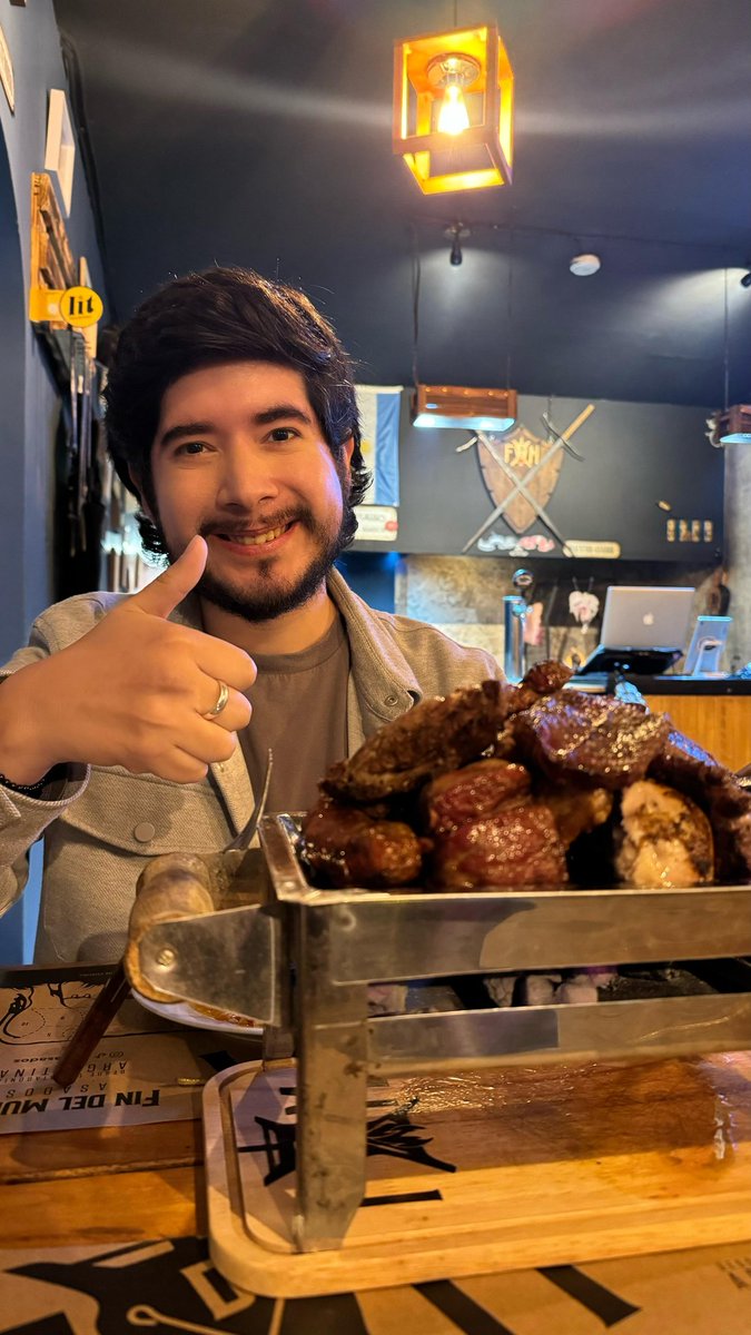 🍷Este local vende el que es, para mí, el mejor asado en Lima. Le gana por goleada y con roche a varios restaurantes que tienen el favor de los medios. Vayan, pidan una parrilla, tomen buen vino, pero sobre todo, disfruten. 10/10. Se llama: Fin del mundo asados. Está en Surco.