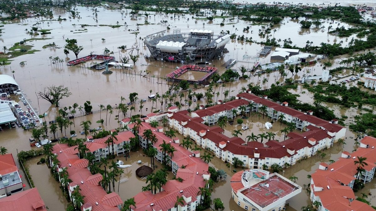 mxdnius's tweet photo. 💔¡Tristemente impresionante! 😭

La cantidad de lluvia que dejo el huracán #John a su paso, es comparable a una lluvia acumulada de 6 meses.🌊🌧

#mxdnius #dnius #mexicanius #Noticias #NoticiasdeHoy #huracan #Acapulco #Guerrero #mexico #AcapulcoGuerrero https://t.co/58ITESgJmm