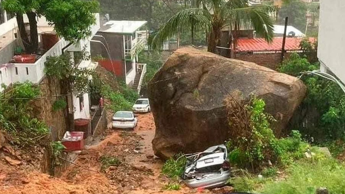 mxdnius's tweet photo. 💔¡Tristemente impresionante! 😭

La cantidad de lluvia que dejo el huracán #John a su paso, es comparable a una lluvia acumulada de 6 meses.🌊🌧

#mxdnius #dnius #mexicanius #Noticias #NoticiasdeHoy #huracan #Acapulco #Guerrero #mexico #AcapulcoGuerrero https://t.co/58ITESgJmm