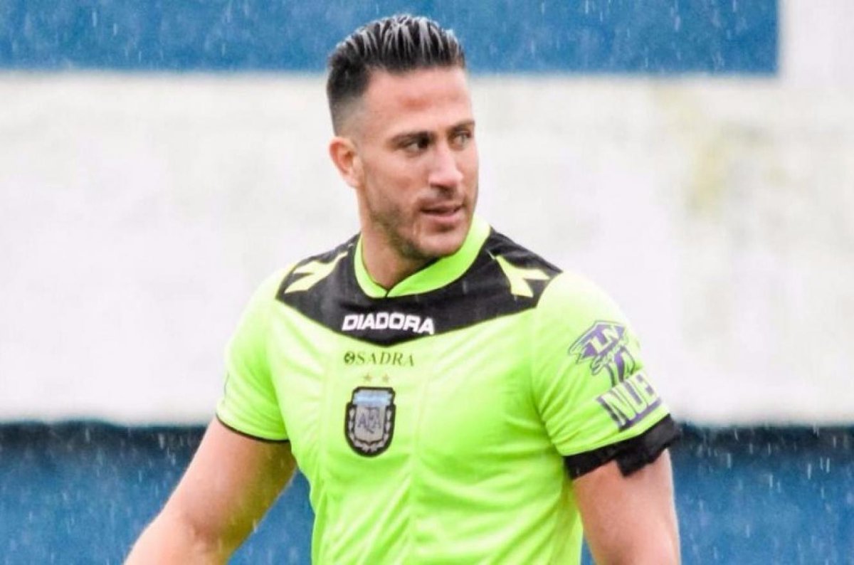 AscensoMiLocura's tweet image. Bochornoso arbitraje de Bruno Amiconi en el Clásico de Puerto Madryn. Guillermo Brown termino jugando con 8, por 3 expulsiones mal sancionadas, además de la terrible inclinada de cancha.