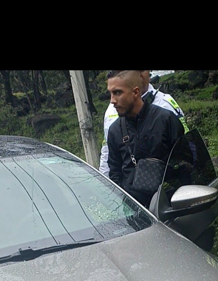 HalconOnce's tweet image. POLECIA CHAKALON….. 

Se llama Carlos Gómez, elemento de la @SSC_CDMX, armado y de civil, intenta asaltar a conductores en la #PicachoAjuscl en @TlalpanAl. 

Las víctimas piden apoyo de unidad de tránsito, pero lo dejaron ir por ser “parejita” 

@PabloVazC @ClaraBrugadaM