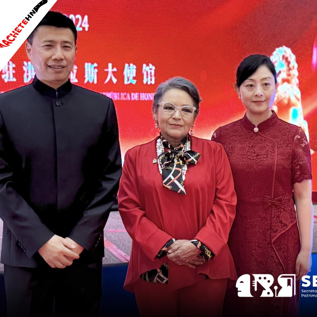 machetehn2009's tweet image. #SecapphHpy | 🇭🇳🇨🇳 Nuestra Ministra, @avo_anna, participó esta tarde en la conmemoración del 75° aniversario de la fundación de la República Popular China, un evento que refuerza los lazos de amistad y cooperación entre nuestras naciones.

#SECAPPH