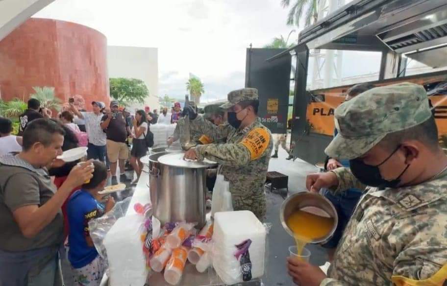 Matador08640286's tweet photo. cocina móvil de la SEDENA atiende a damnificados por "John", en el Fórum Mundo Imperial en Acapulco...

Esto no lo verás en TV https://t.co/bJVL5akPiM
