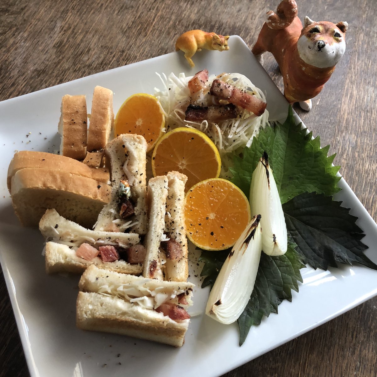 44310410's tweet photo. 20240929wanisun #妄想カフェ443 #朝ご飯 #朝食 #朝ごはん #あさごはん #ぼっちごはん #おうちごはん #breakfast #colazione #Petitdéjeuner #ワンプレート #朝ごパン🍞5枚切りヤマザキ食パンにベーコン&キャベツ挟んだトーストサンド🍞#Toastsand🍞大葉に焼き玉ねぎとこの秋初のみかんを添えて🍊 https://t.co/2kBgPRFEQa