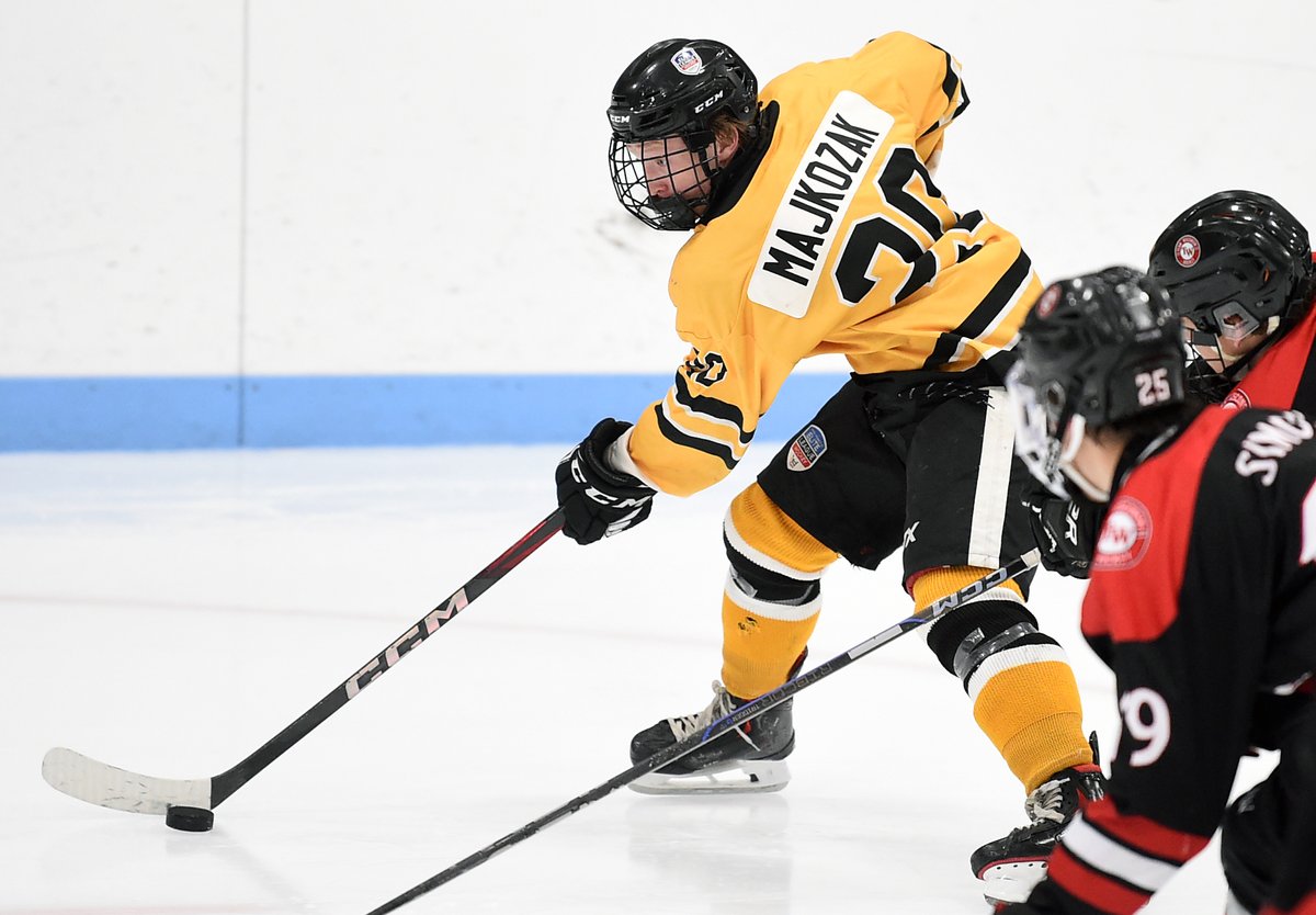 Carter Drexler (Stevens Point) scored the go-ahead goal in the third period as Team Wisconsin beat The Base 5-2. 
Boxscore: hselitehockey.com/stats#/163/gam…
Photos: legacyhockeyphotography.com/p363536160