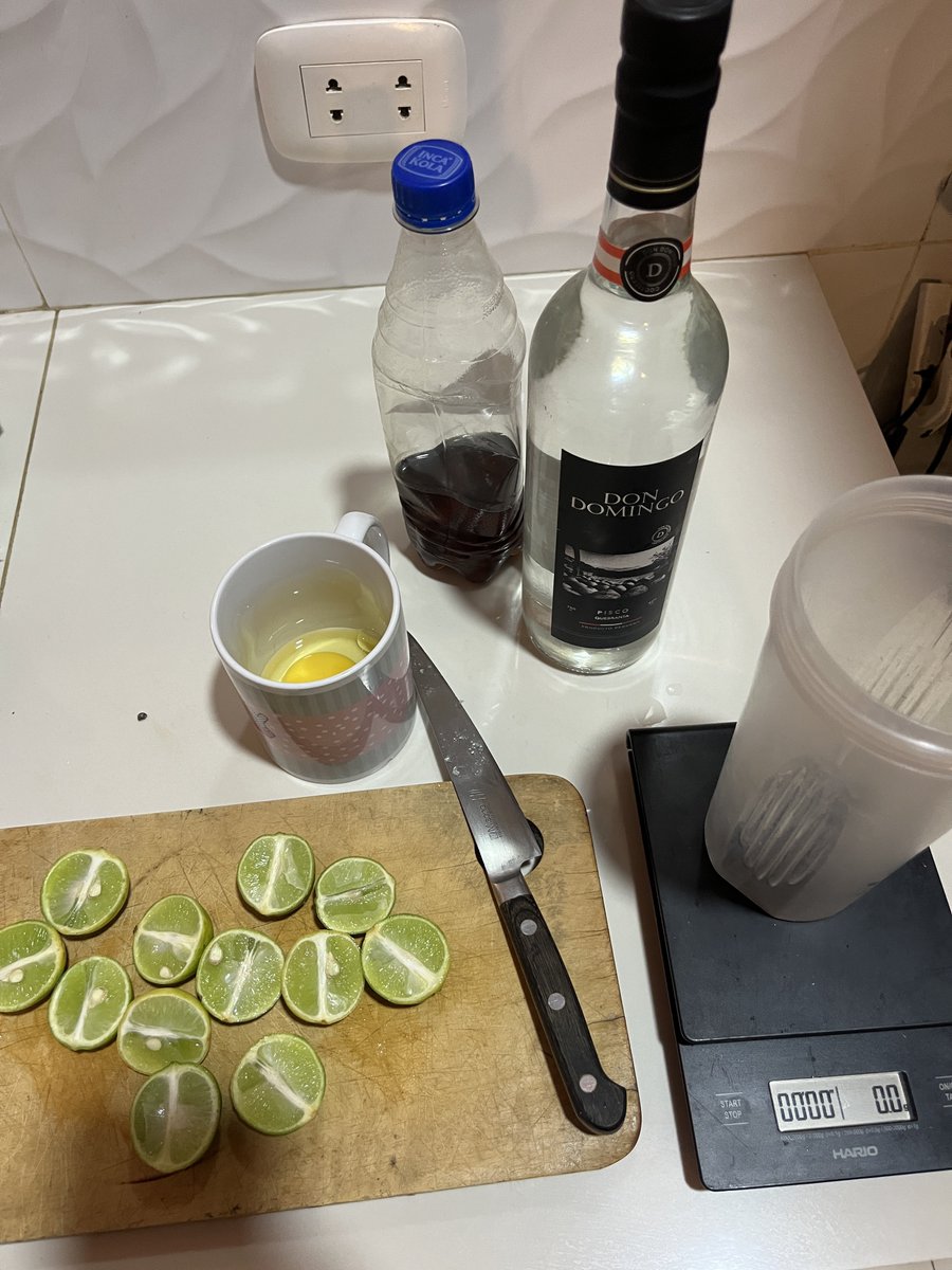 ペルーの友人直伝ピスコサワーの作り方

ピスコという葡萄の蒸留酒42度　160cc
ライム 80cc 
卵の卵白1個
シロップ　80cc
をプロテインシェイカーで混ぜて完成。かなり酔えます！