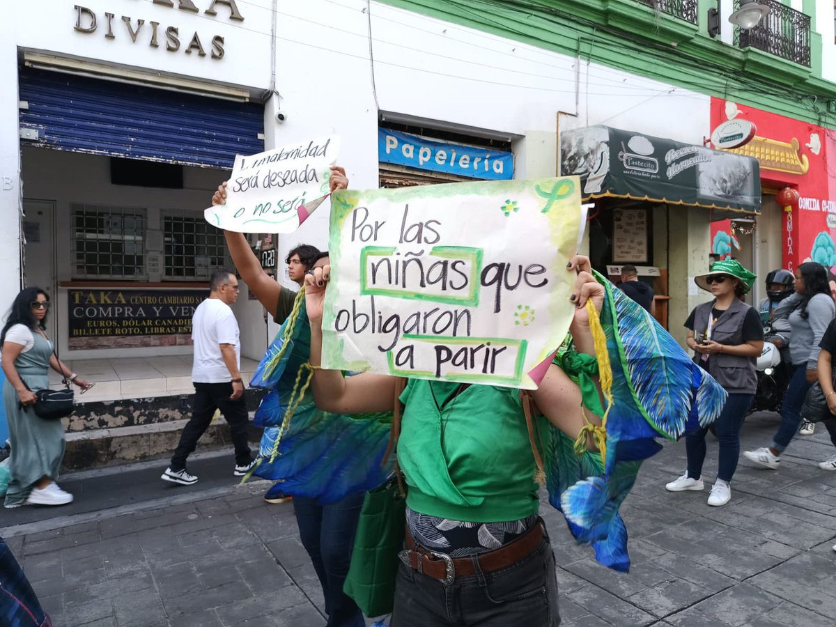 #Local | Marea Verde pide la despenalización del aborto en Morelos

La marcha se llevó a cabo en Cuernavaca entre consignas y batucada

Feministas piden a la gobernadora electa Margarita González Saravia y a los diputados locales la despenalización del aborto, ya que en los