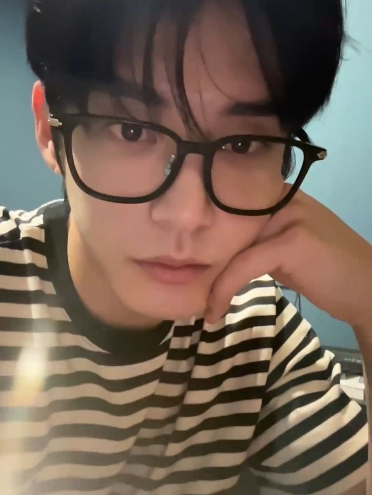 ang tagal gumising ni arkin, nagtititigan kami ng mga labubu niya dito.