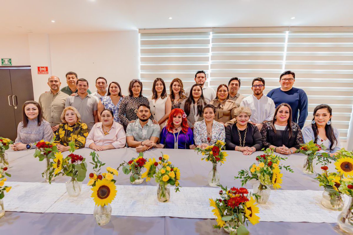 LaydaSansores's tweet photo. Esta mañana tuve una emotiva reunión con los diputados locales de la #4T, a quienes agradecí el incansable trabajo legislativo que han realizado para cimentar el 2º piso de la transformación del estado y del país. https://t.co/XPtD1aXIes
