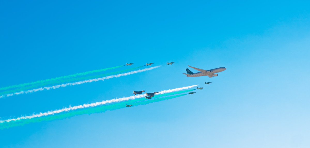 zpvg_'s tweet photo. #اليوم_الوطني_السعودي94 #همة_حتى_القمة #السعودية 
عرض الطائرات في سماء الرياض https://t.co/7VYimT7UZL