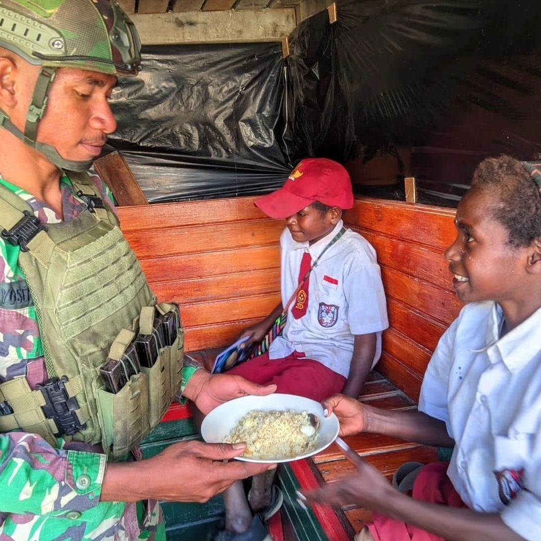 Satgas Yonif 509 Kostrad Gelar Kegiatan Belajar Bersama Anak-anak Papua di Tk Koper
<a href="/Puspen_TNI/">Pusat Penerangan TNI</a> <a href="/tni_ad/">TNI AD</a> @divif_1_kostrad <a href="/divif2kostrad/">Divif 2 Kostrad</a> <a href="/divif3kostrad/">DIVIF 3 KOSTRAD</a> #tni #tniad #Kostrad #Cakra   #kostradpeduli #kostradberbagi #TNIADMengabdiDanMembangunBersamaRakyat #penkostrad