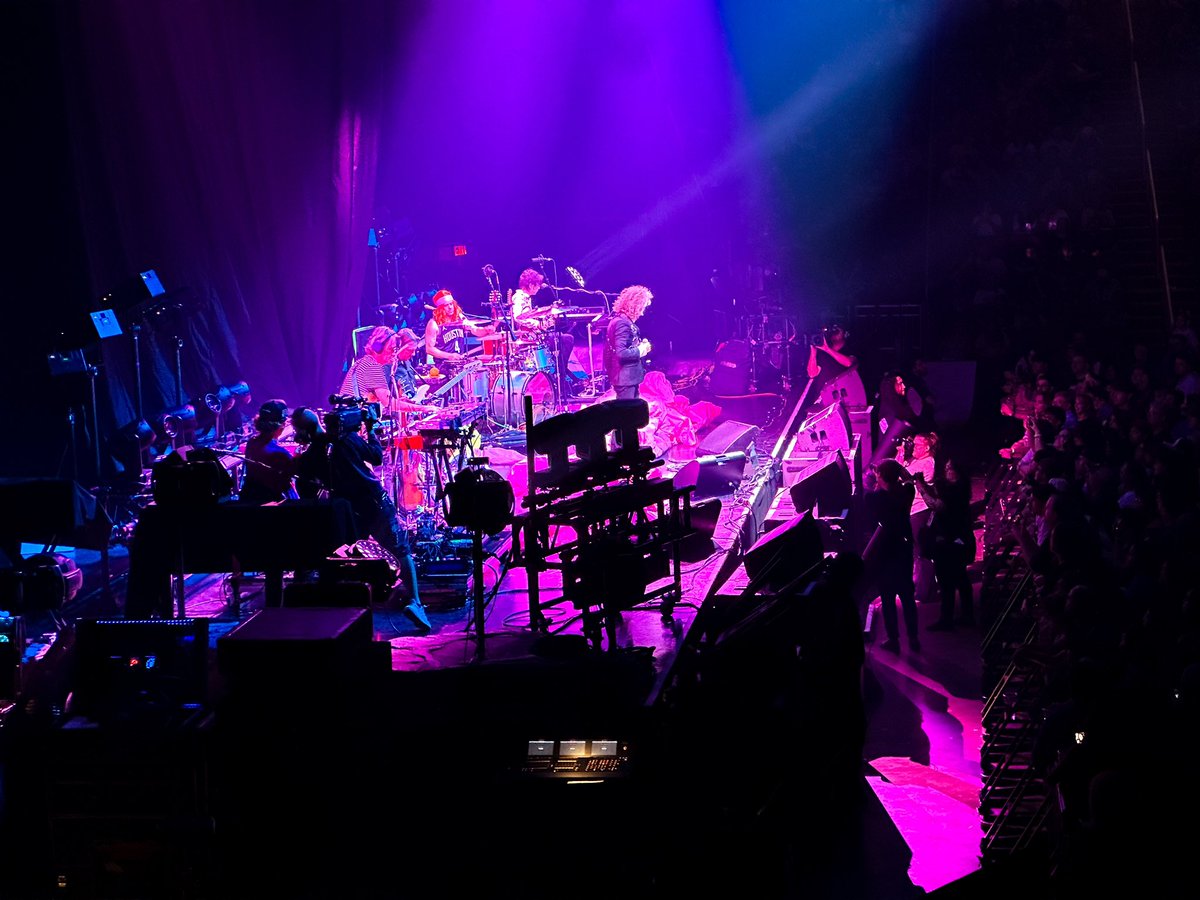 Jimmy_3_Tech's tweet photo. Flaming Lips opening the show
#stageleft 🤘🏻🔥 https://t.co/h7dOIKD4po
