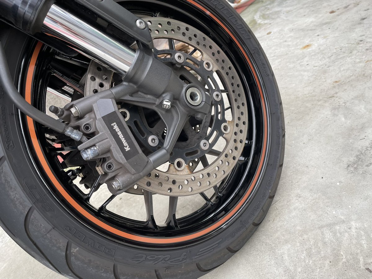 DKshige's tweet photo. 朝から洗車してSurLuster ZeroCreamで仕上げ〜🤩
新車の様な輝きとなり走り行きたいと愛機が言うのでデッパツです😆
#KAWASAKI
#z900rscafe
#SurLuster
#ZeroCream
#輝きヤバイ https://t.co/OlxaTfo78l