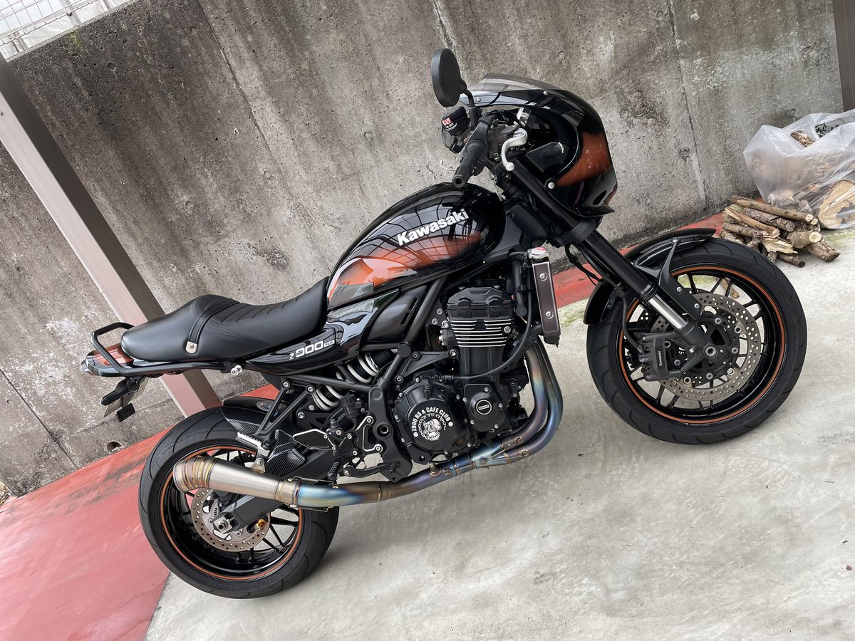 DKshige's tweet photo. 朝から洗車してSurLuster ZeroCreamで仕上げ〜🤩
新車の様な輝きとなり走り行きたいと愛機が言うのでデッパツです😆
#KAWASAKI
#z900rscafe
#SurLuster
#ZeroCream
#輝きヤバイ https://t.co/OlxaTfo78l