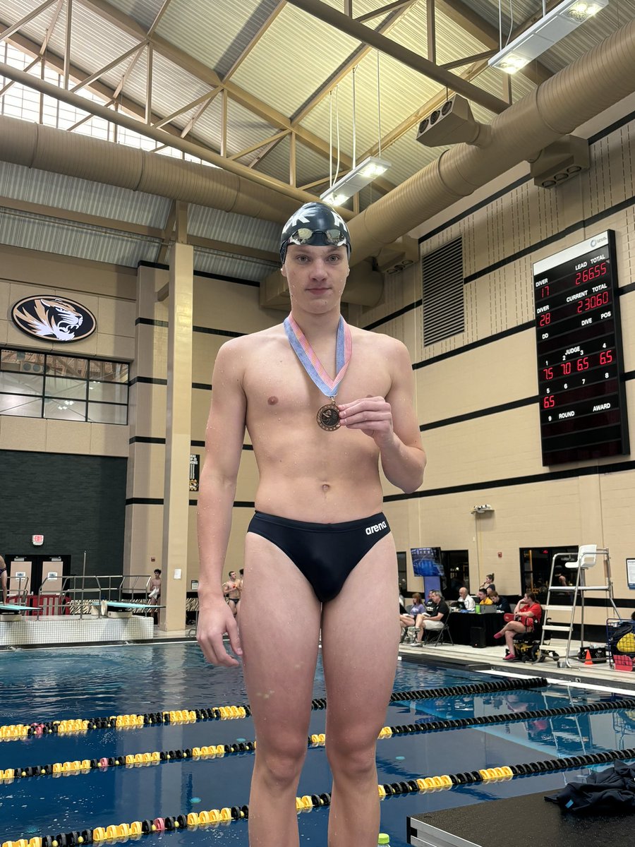 rockswimdive's tweet photo. Joining Andy Baklanov on the podium at COMO....senior Peter Claxton (50 Free), Senior diver Joseph Douglas, Baklanov again in the backstroke, and the 400 Free Relay Team of Huber, Battison, Harmon, and Baklanov. https://t.co/JMPPI6rpBf