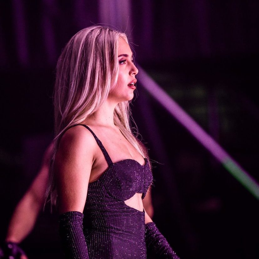Maria_2_4_'s tweet photo. .@AnaMenaMusic durante la #BelloParada en #Granada con el Muac Fest 💋 delante de 20.000 en esta primera edición 🤯💥
📸: Debora Castellanos
#BelloDramaTour #AnaMena #MuacFest https://t.co/Bvr2Tk1DcA