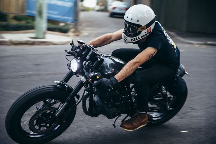 so_bills02's tweet photo. foto ini cuman inpirasi tapi tanpa kacamata helm nya yaa.
jadi gua eye contact nya cuman tau mata nya aja selebihnya engga.
#caferacer #motorcustom #motorcycle https://t.co/mJ8JkYxDSi