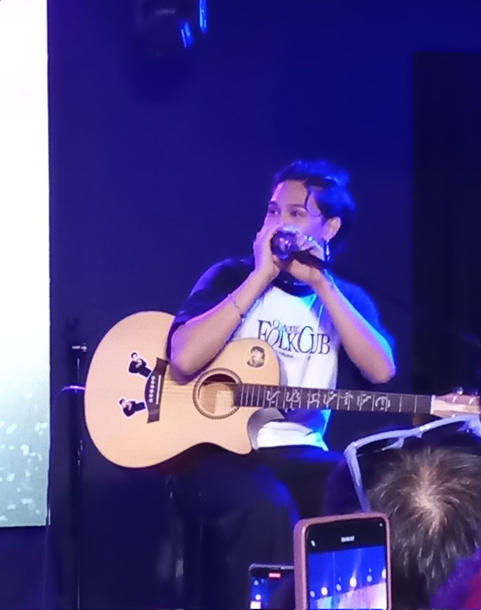 chai_tterbox's tweet photo. Nice to meet you, Sahig!
Kudos to @RJi_official for playing three songs straight with his guitar, kahit medyo sumakit agad yung hands niya sa pagkapa sa #porque palang. ๐ญ
Other songs he played were #WalangHanggan and his personal fave, #Dayang. ๐๐
#ALAMAT #ALAMAT_RJI https://t.co/T3BjJzZKbn