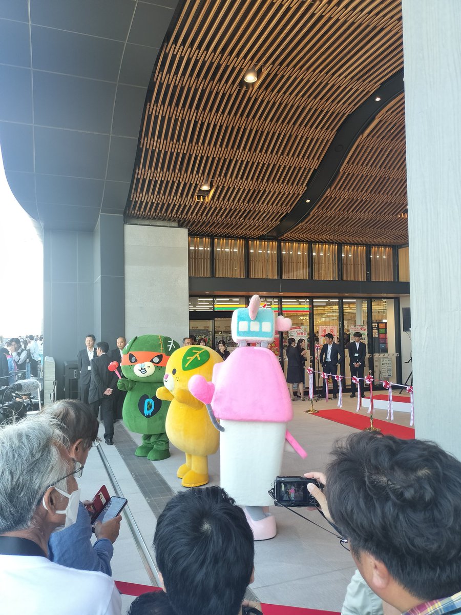 axela20's tweet photo. JR松山、新駅舎オープンセレモニー直前です。 https://t.co/RtGjiiIiNb