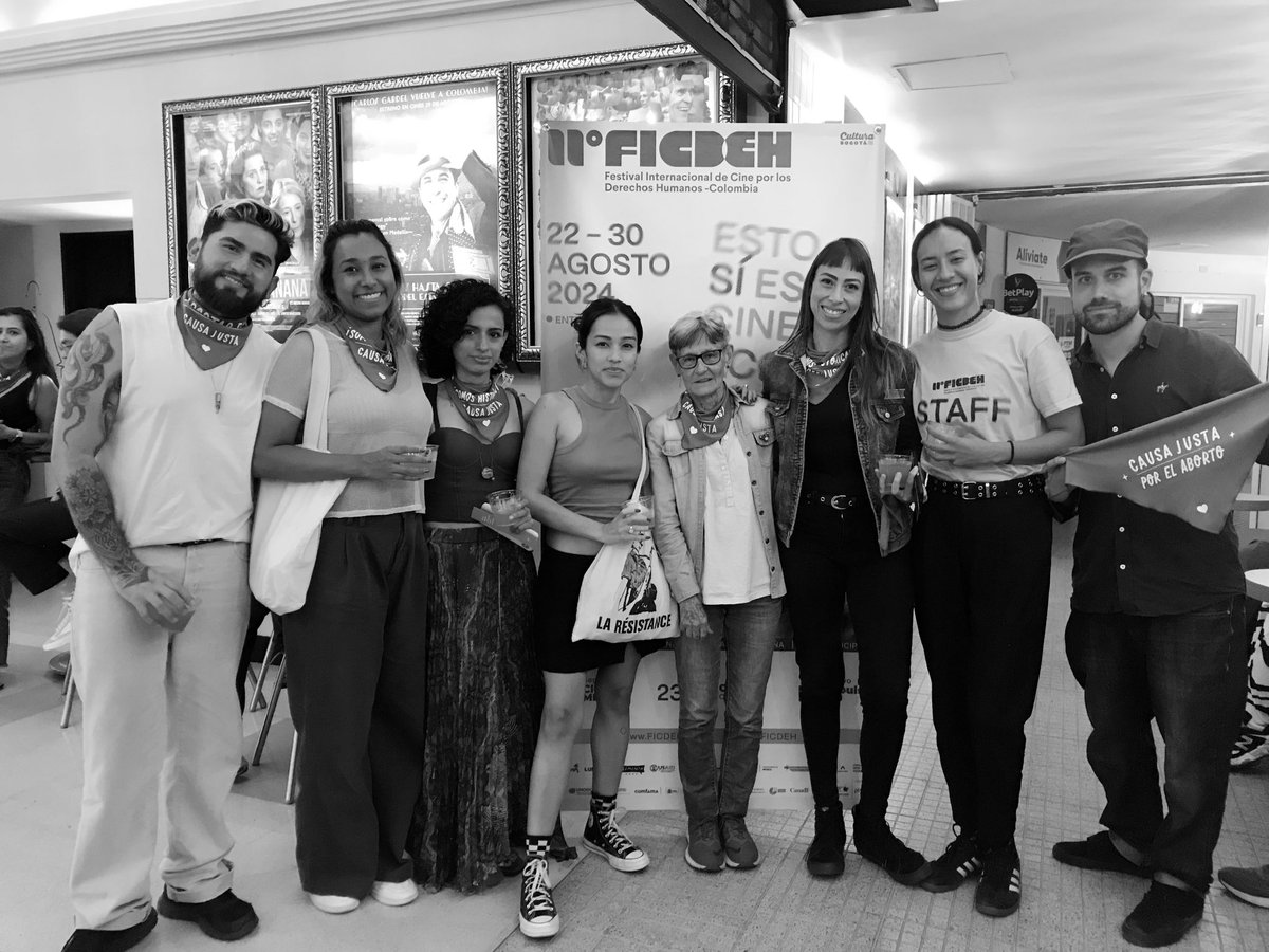 Una de las cosas bonitas que me regaló el mes pasado fue la oportunidad de conocer en la clausura del <a href="/FICDEH/">FICDEH</a>, a una mujer que admiro profundamente 💚

📷 La imagen de la izquierda fue durante el 8M de 2021.