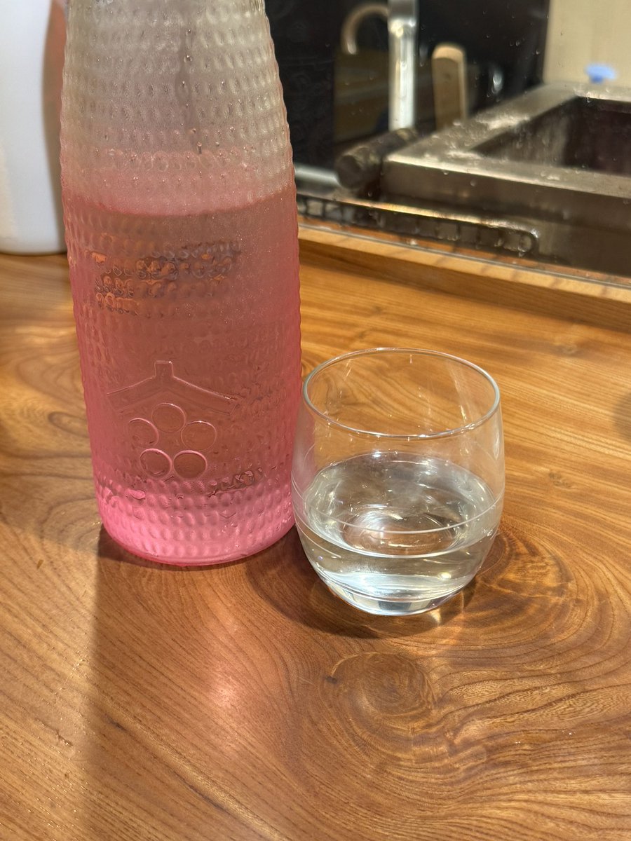 pon_b4_555's tweet photo. 昨日はなんばの焼鳥さとりさんでNEXT5を愉しむ会へ〜🥰
NEXT5と各蔵のお酒の飲み比べが出来て楽しかった✨
中でも栗林の飲み比べは米の生産者と作付場所以外は同一なのに味が違いすぎて🤩
新政からはまさかのAタイプでかなりビビった🙄

#焼鳥さとり　#日本酒　#NEXT5  #飲み比べ　#なんば https://t.co/g4jpqJ6w3w