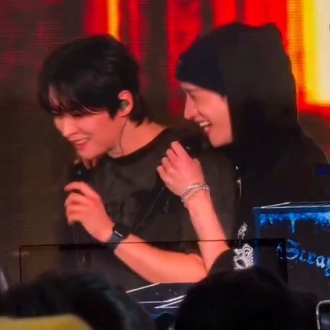 hourlychanming's tweet photo. minchan moments at #dominATE_SINGAPORE 

— a (very long) thread 🐺🐰 https://t.co/glXxZ3j0AP