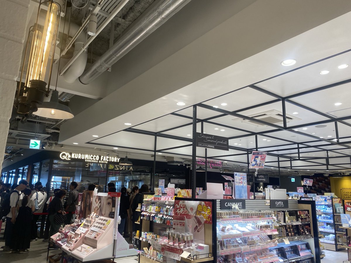 starlight0612's tweet photo. 折角ハンマーヘッドに来たので、クルミッ子でも買おうかと思ったけど😱
10時開店時にこの行列って…
穴場で好きだったけど、もうここでは買えないかぁ🤔 https://t.co/RSxOi7TCXc