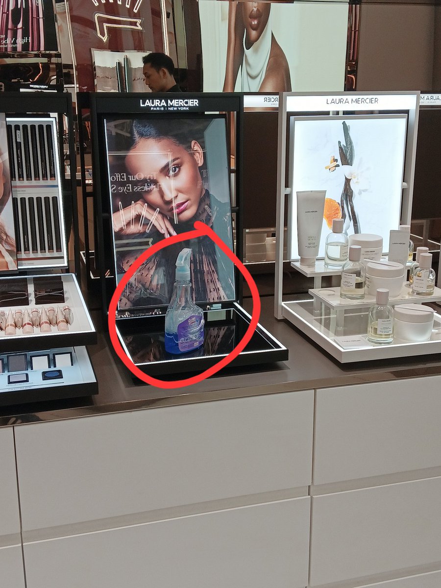 disiniadadanang's tweet photo. Mampir Laura Mercier, nggak nyangka sekarang mereka jualan pembersih kaca... https://t.co/B0FONX0sP5
