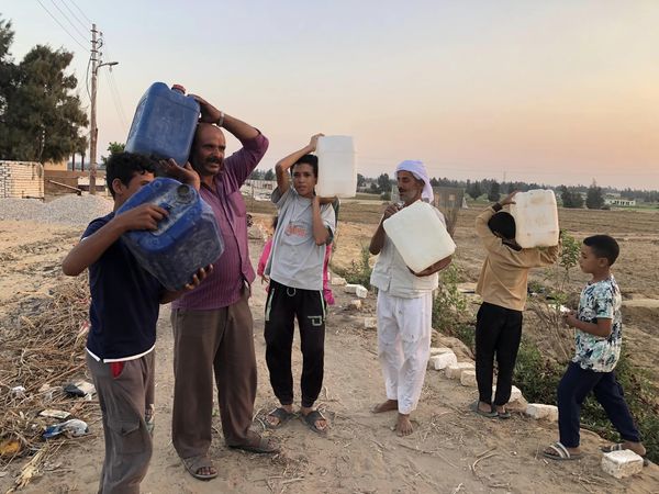 أهالي عزبه السلام بالاسماعيلية تابعه قريه ٣٠ يونيو بالقصاصين : بندفع كل يوم 30 جنية للمياة ونفسنا تكون في بيتنا
#رسالة_اليوم 
#مصر