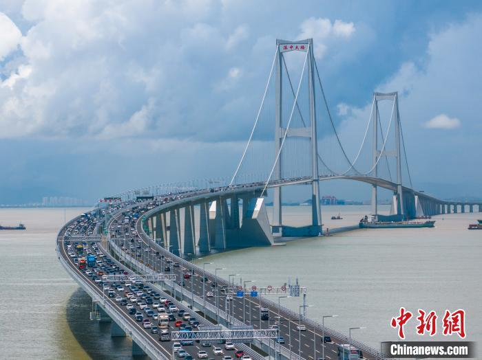 PDChinaBusiness's tweet photo. As one of China's most open and economically vibrant regions, the Guangdong-Hong Kong-Macao Greater Bay Area (GBA) has played a significant strategic role in the country’s high-quality economic development over the past 5 years. #ChinaInsight #PRC75thAnniv https://t.co/BzKtrvAkyo https://t.co/cPCNIeWcdp
