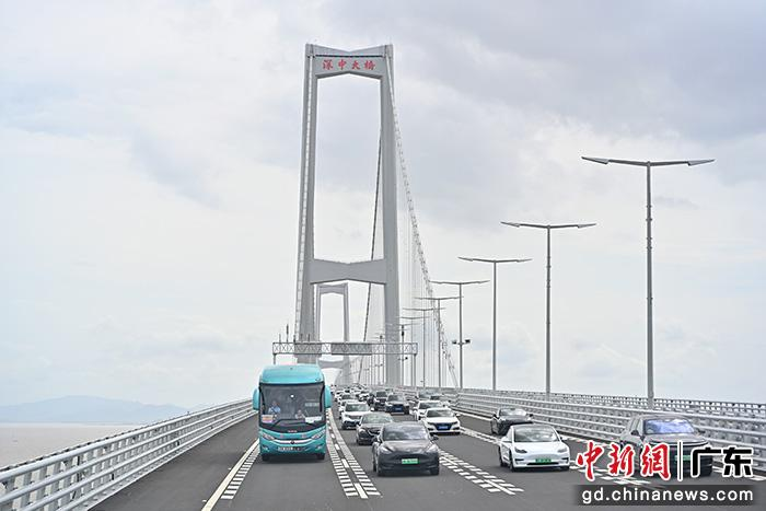 PDChinaBusiness's tweet photo. As one of China's most open and economically vibrant regions, the Guangdong-Hong Kong-Macao Greater Bay Area (GBA) has played a significant strategic role in the country’s high-quality economic development over the past 5 years. #ChinaInsight #PRC75thAnniv https://t.co/BzKtrvAkyo https://t.co/cPCNIeWcdp