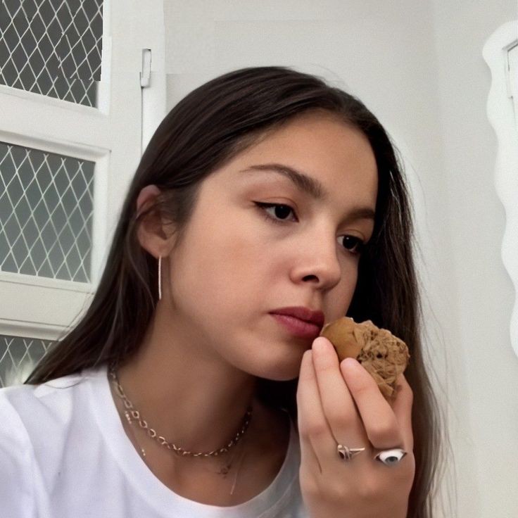asteroid_JSpark's tweet photo. Me: tulala after pumila online and over the counter tas parehong walang napala #GUTSTourManila #Oli https://t.co/1JMNpHvw7M